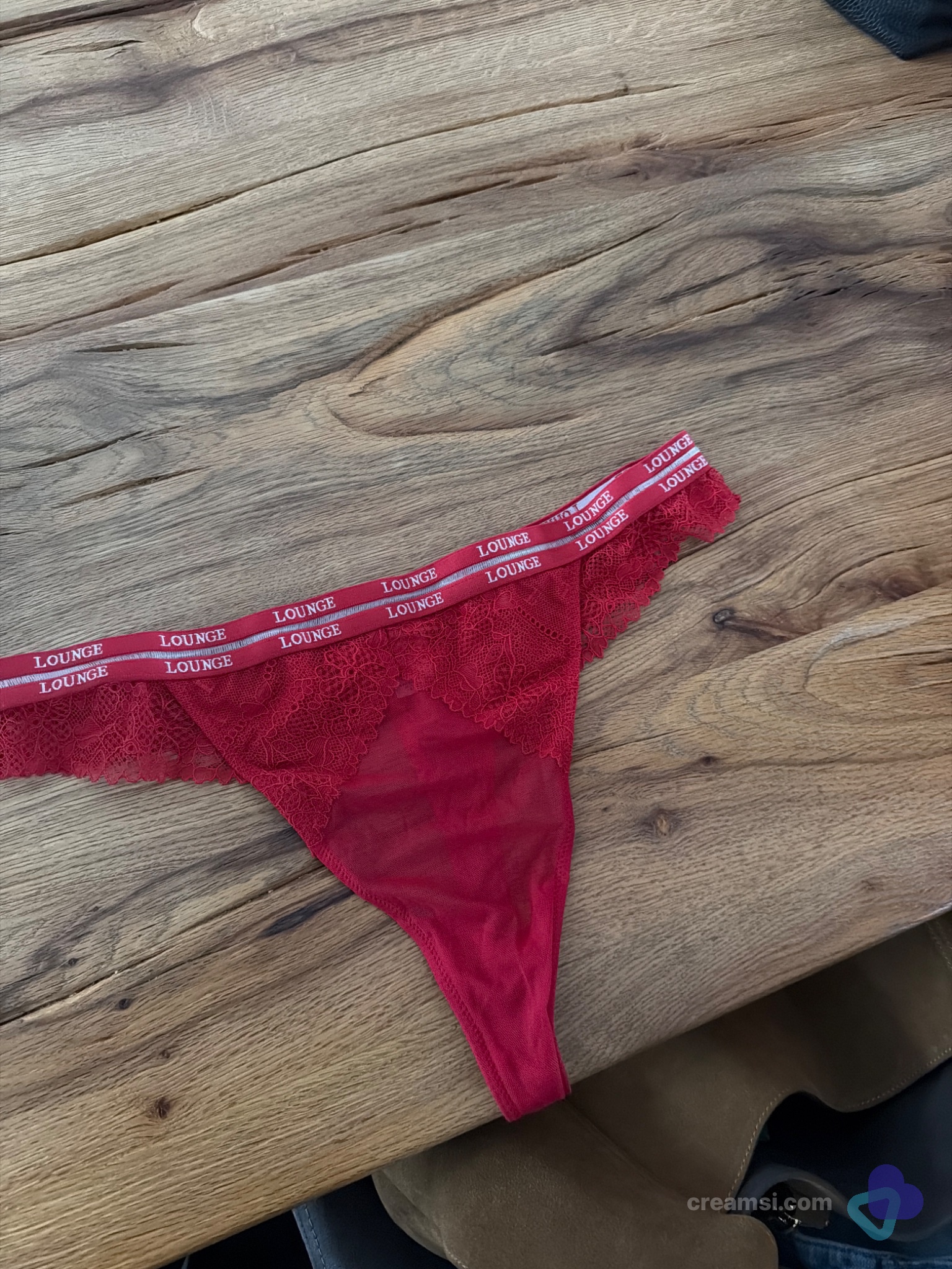 String Lounge rot