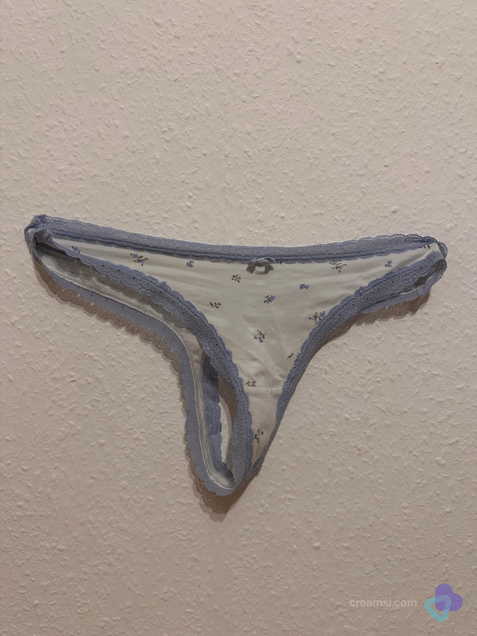 Weißer String, blaue Details, Größe S