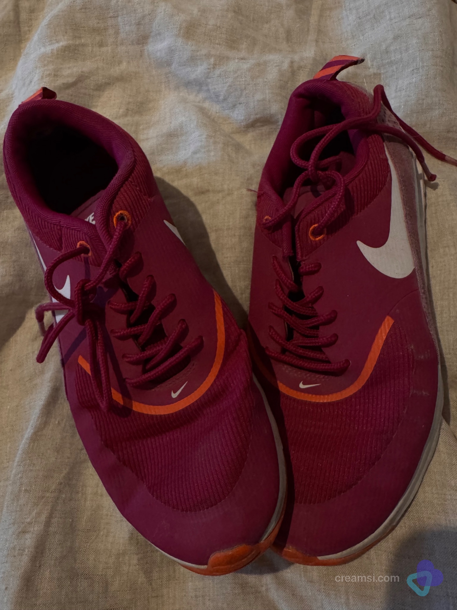 Sehr verschwitzt getragene Sportschuhe