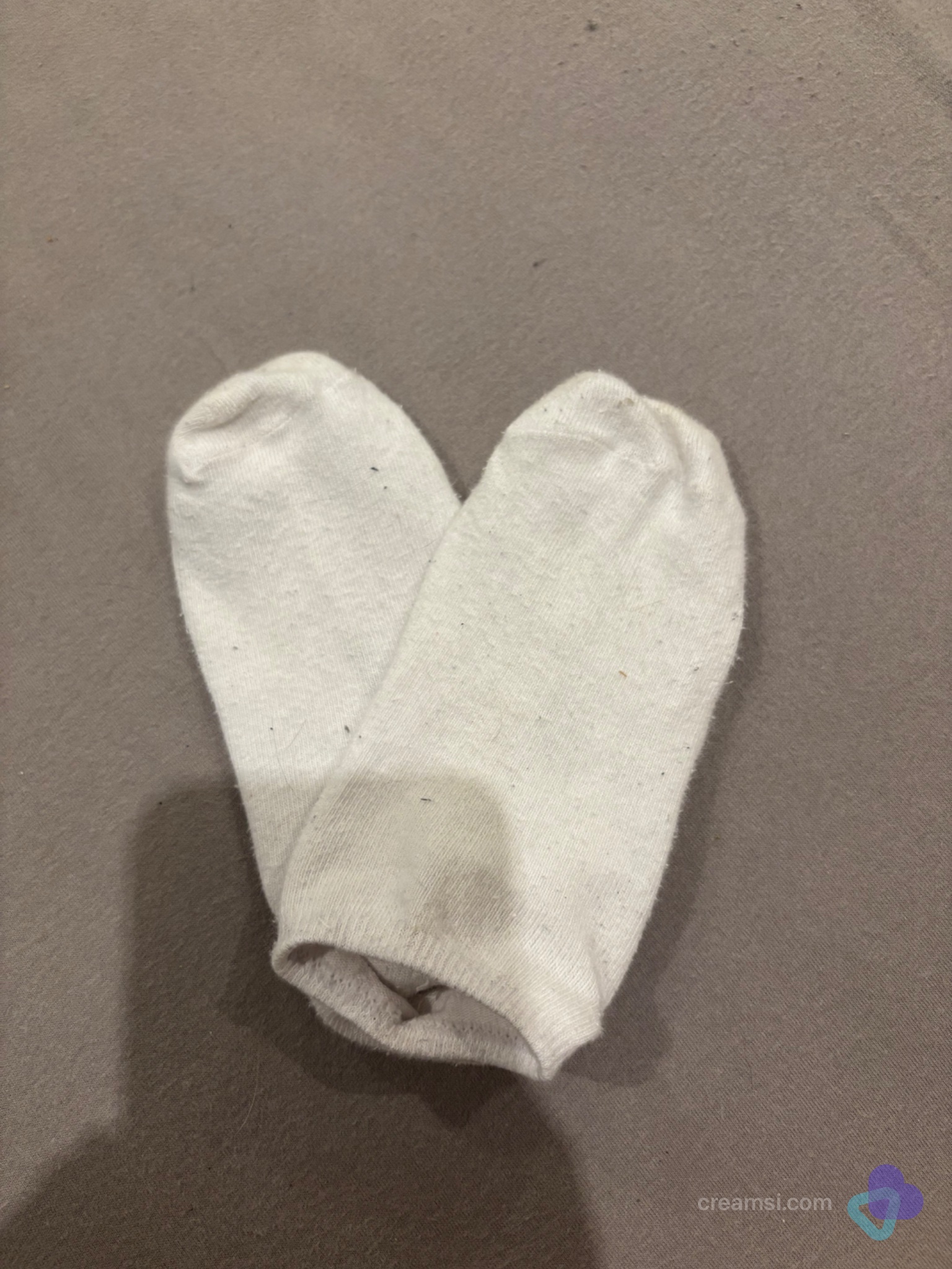 Weiße getragene Socken