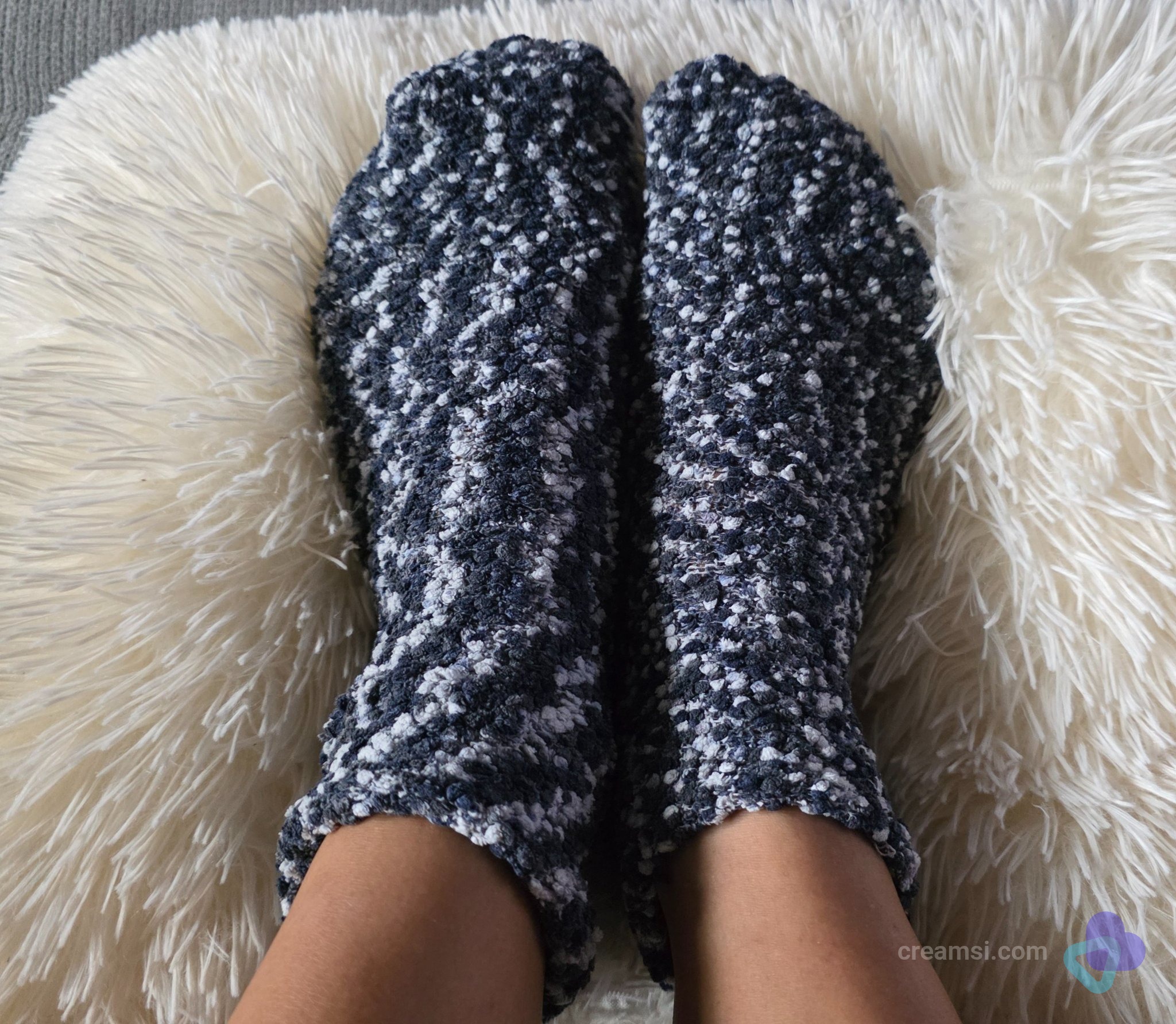 Getragene flauschige Kuschelsocken – dunkelblau/grau