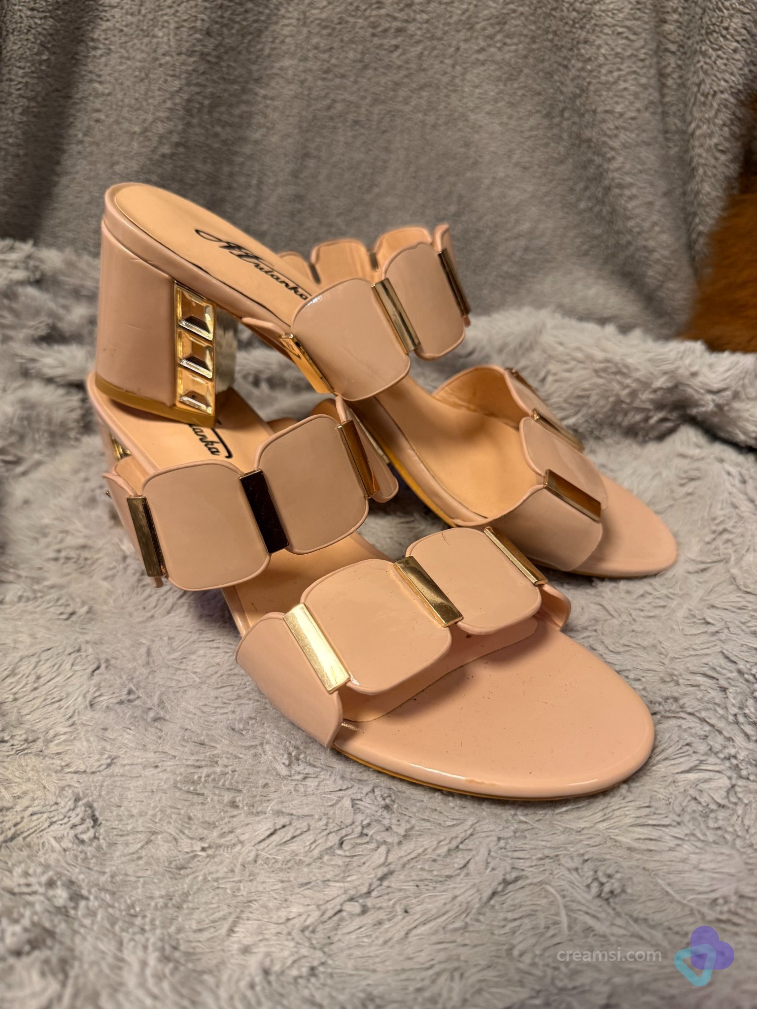 Nude Mules mit Blockabsatz und goldfarbenen Details, Gr. 36