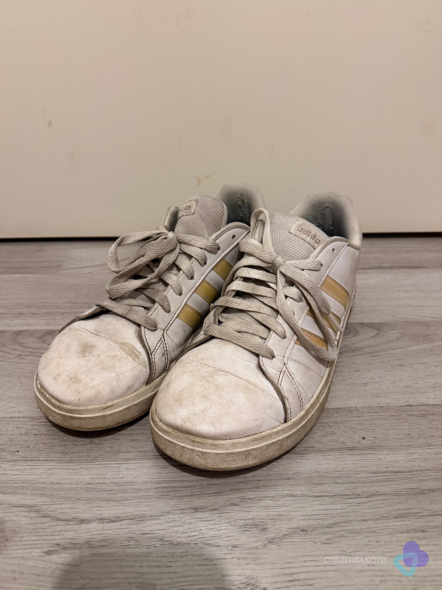 Weiße versaute Adidas Sneaker