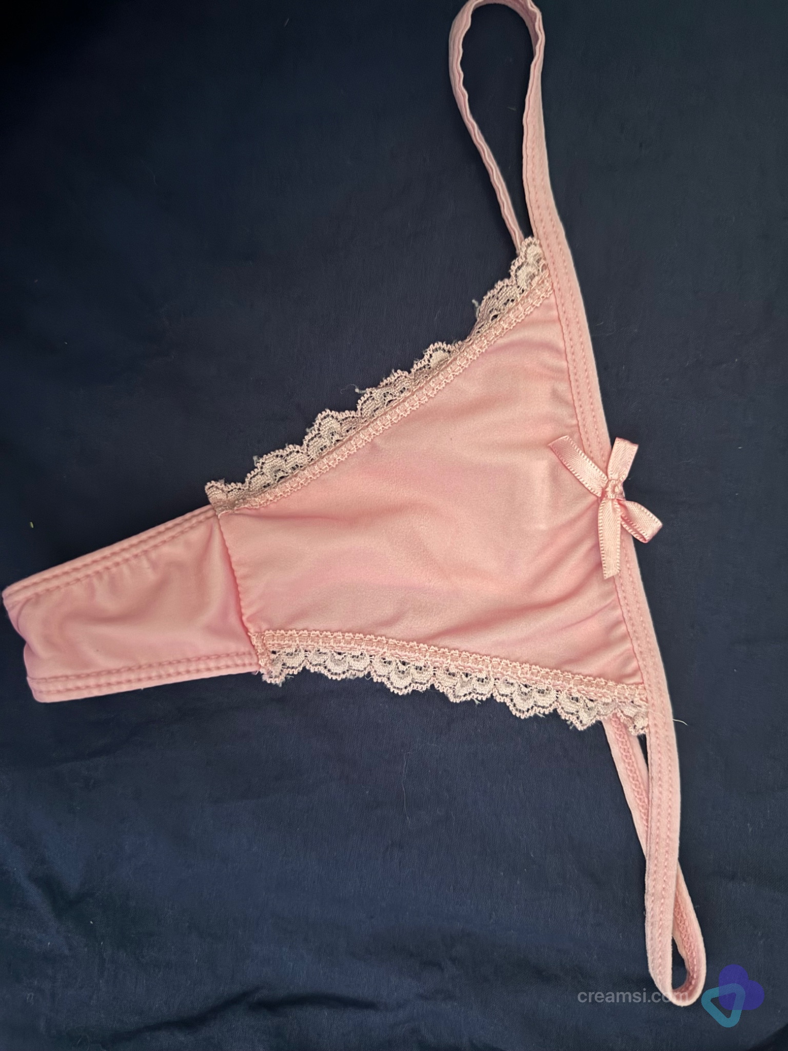 Niedlich, verspielter, pinker String und nur für dich